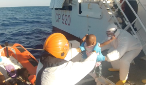 Salvataggio nave Gregoretti Guardia Costiera (fotogramma))