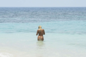 francesca cipriani si spoglia sull'isola dei famosi nuda