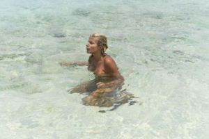 francesca cipriani si spoglia sull'isola dei famosi nuda