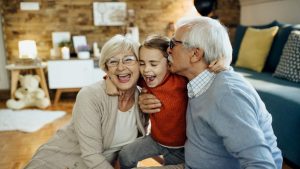 Bonus nonni, se hai dei nipoti ti danno 1.200€ in più da spendere nei negozi