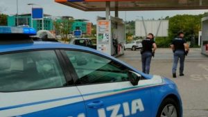 Ti fanno il pieno e poi ti denunciano: benzinai nel mirino della Polizia