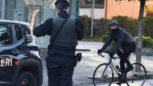 Vai al lavoro in bici Da domani è vietato ufficialmente chiunque verrà fermato becca 330€ di multa
