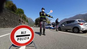 Posto di blocco, ora guardano le ruote, non i documenti: se sei fuori dal cerchio bianco ti fermano
