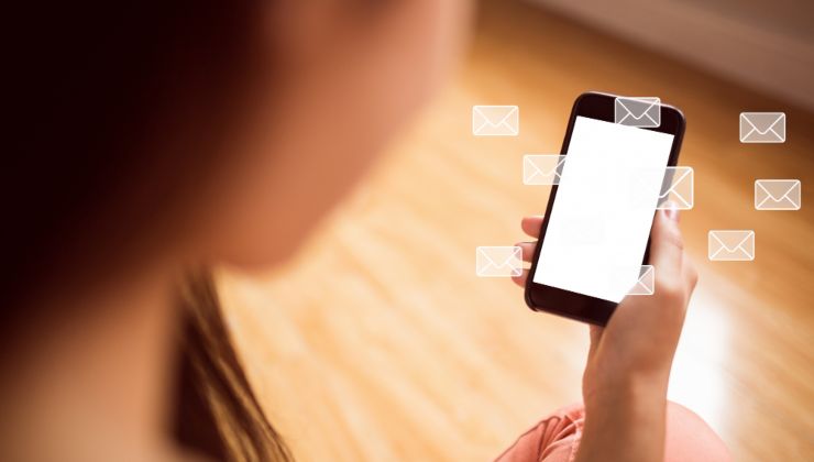 Disattiva lo smartphone, quando vai a dormire ti rubano i dati e leggono le tue chat 