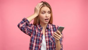Disattiva lo smartphone, quando vai a dormire ti rubano i dati e leggono le tue chat