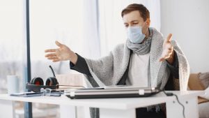 Lavoratori, devi restituire 100€ al giorno per la malattia: con la nuova riforma chi si ammala perde