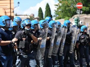 Polizia in tenuta antisommossa