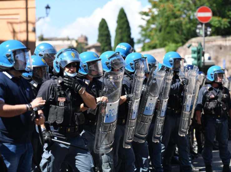 Polizia in tenuta antisommossa