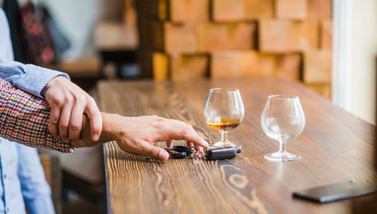 Uomo che rinuncia a guidare per l'alcol - moralizzatore.it
