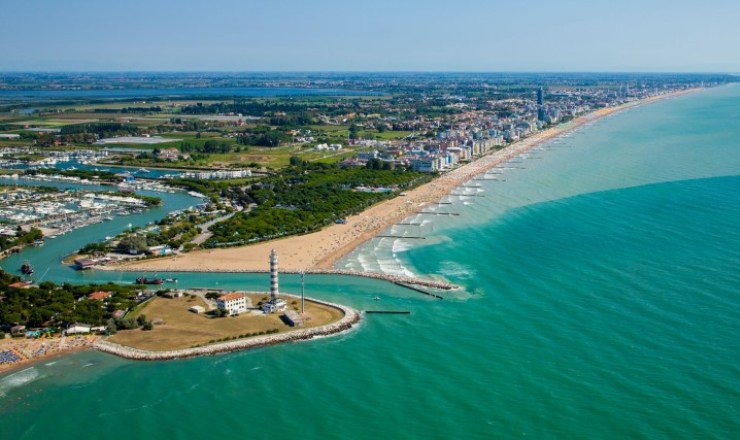 jesolo-vista-aerea-della-spiaggia (fonte web) - moralizzatore.it