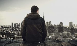 uomo introverso