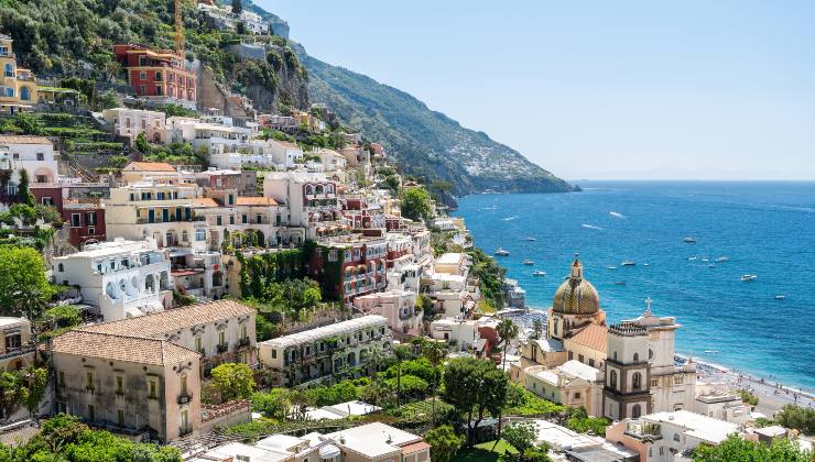 Questo borgo nascosto nella roccia ha solo 1900 anime ma è la vera perla della Costiera amalfitana