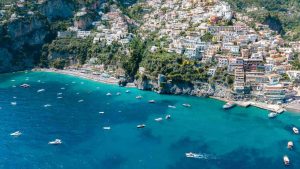 Questo borgo nascosto nella roccia ha solo 1900 anime ma è la vera perla della Costiera amalfitana