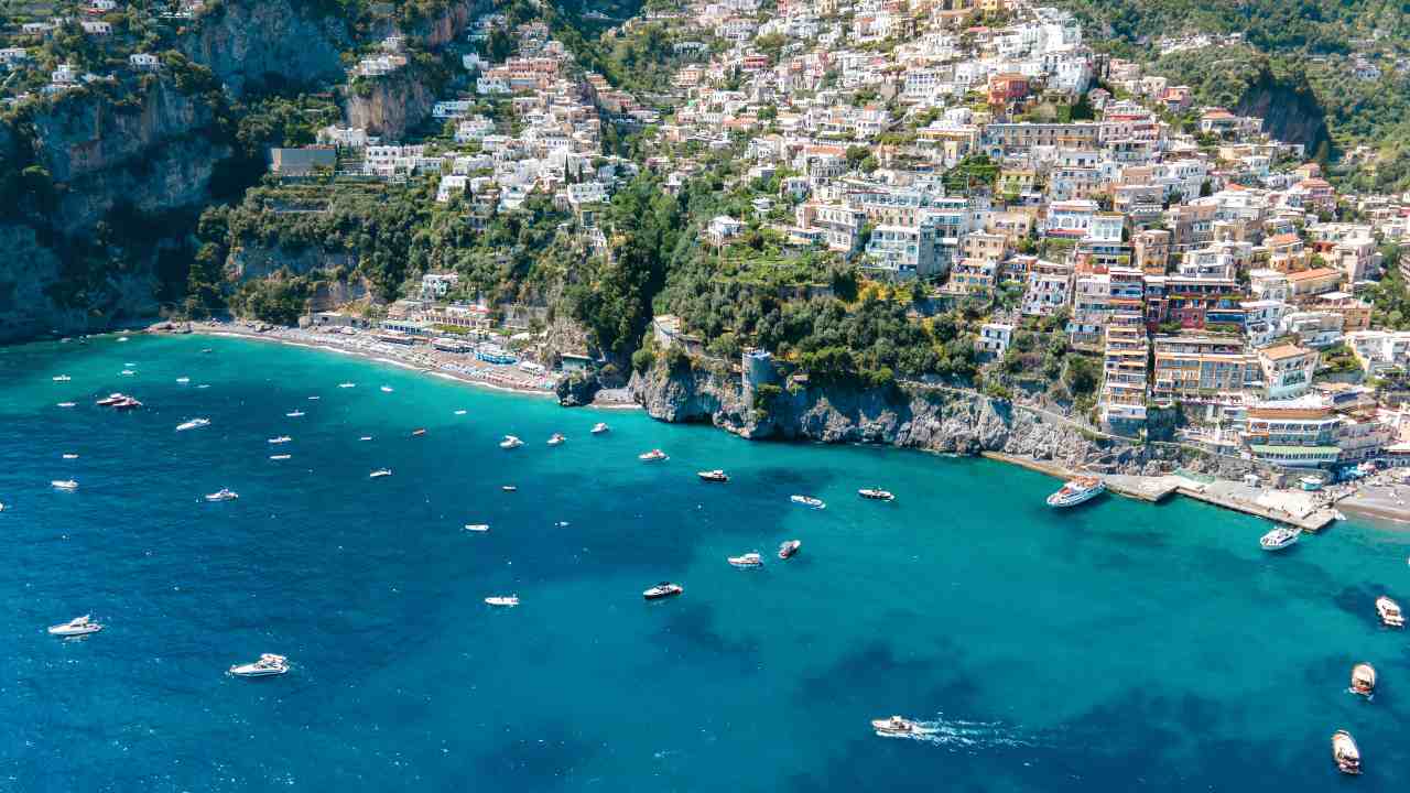Questo borgo nascosto nella roccia ha solo 1900 anime ma è la vera perla della Costiera amalfitana