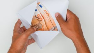 Stipendio, "Aumento di 300 euro per tutti"