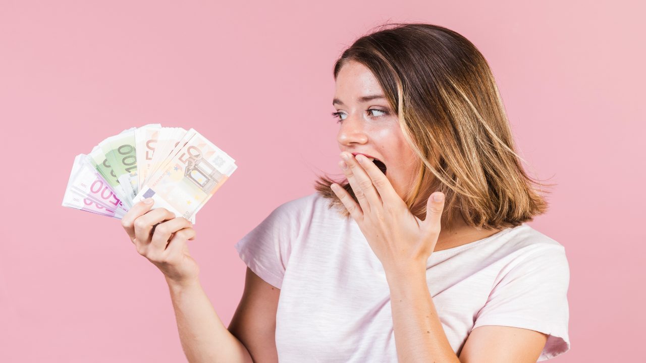 Ultim'ora, 7.800 euro a tutte le donne italiane: il Governo ve li regala