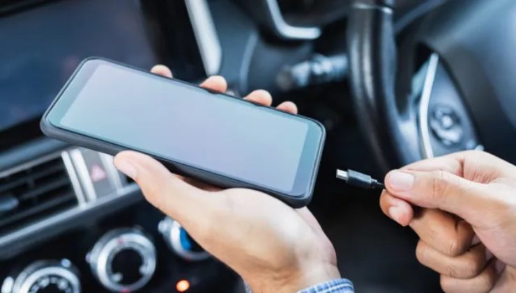 Caricabatterie in auto (web) - moralizzatore.it