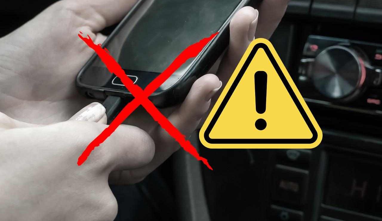 Caricare cellulare in auto (depositphotos) - moralizzatore.it